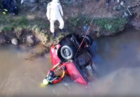 Carro é encontrado submerso no Rio Iguaçu contendo quatro corpos XV