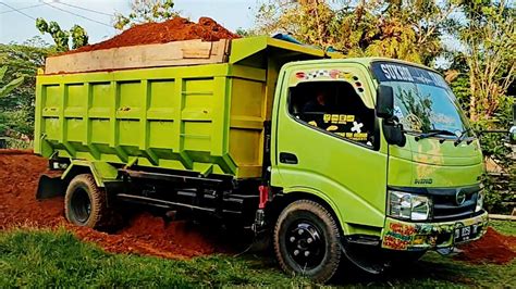 Dump Truckmobil Truk Hino 300 Dumping Muatan Tanah Merah Full Bak