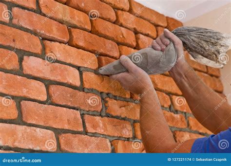 Proceso De Hacer Una Pared De Ladrillo Roja Renovación Casera Foto de