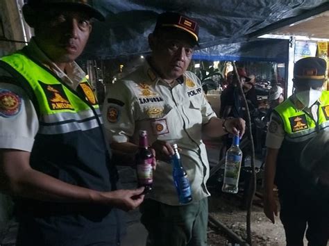 Satpol Pp Sita Ratusan Botol Miras Dari Warung Jamu Di Tambora