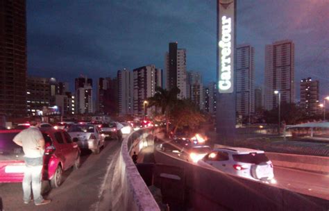 Moradores De Comunidade Fecham As Descidas Do Viaduto Tancredo Neves