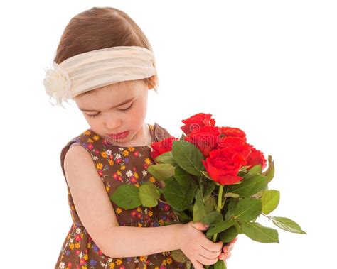 Petite Fille Avec Un Bouquet Des Roses Rouges Photo Stock Image Du