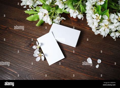 Tarjetas De Visita Blancas En Blanco Y Flores Sobre Fondo De Madera