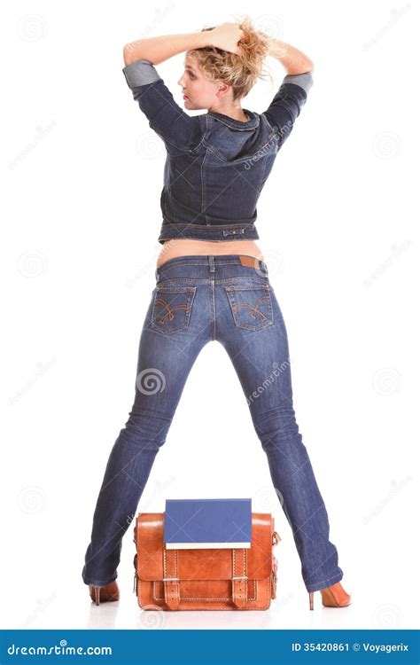 Blonde Hermoso De La Mujer Joven Que Coloca El Cuerpo Completo En Aislante De Los Vaqueros
