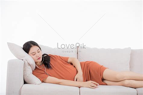 임신 한 여자는 음악을 듣고 소파에 누워 사진 무료 다운로드 Lovepik