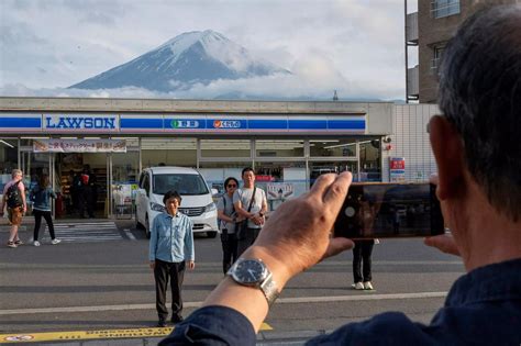 「オーバーツーリズム：日本の小さな町が富士山の眺望を隠す網を設置する」 France 24 無段活用