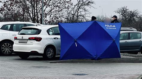 Zw Oki M Czyzny Na Sklepowym Parkingu Przy Ul Sportowej Na Miejscu