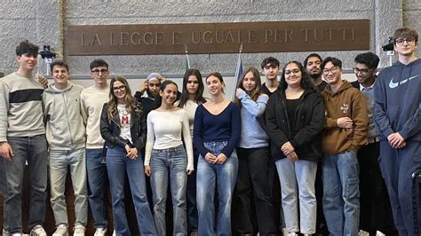 Studenti In Aula Bunker A Mestre Per Imparare Come Si Svolge Un