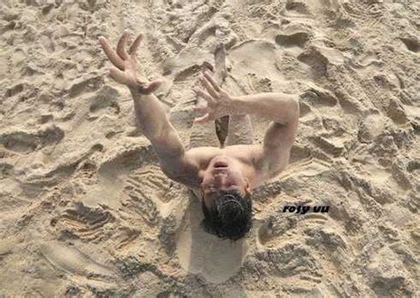 Những bộ ảnh nude bảo vệ môi trường bị ném đá tơi bời