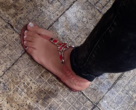 Beautiful And Cute Feet Milf De Pies Bellos En Sandalias