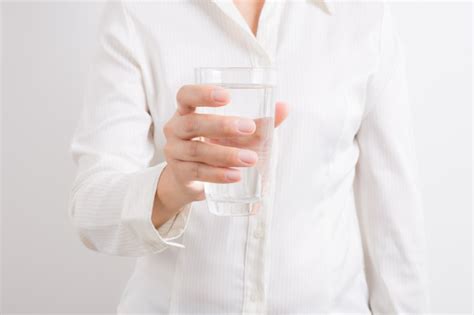 Mujer Sosteniendo Un Vaso De Agua Foto Premium