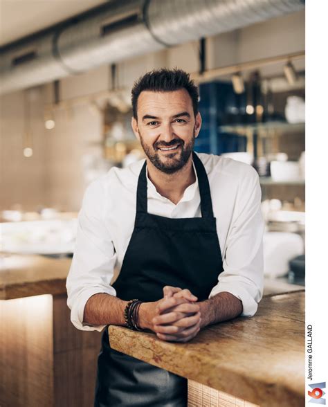 Télévision Gourmand croquant Cyril Lignac confiné mais en live sur