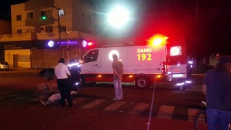 Motociclista fica ferido em colisão entre carro e moto na Avenida Barão