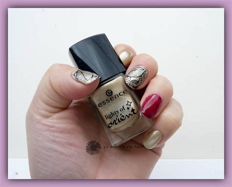 Manicura de fiesta discreta en nude y dorado MUY FÁCIL Belleza