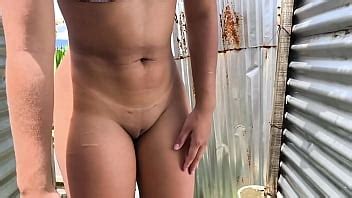 Des Latinas sexy s exhibent dans un vestiaire extérieur XVIDEOS