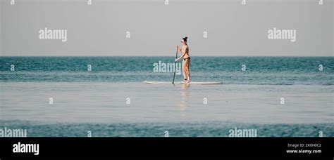 Sea woman sup Silhouette de femme d âge moyen heureuse dans le bikini