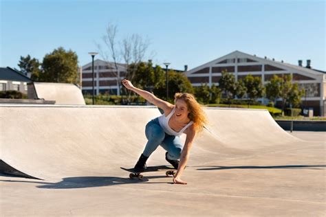 Fille souriante plein coup sur planche à roulettes Photo Gratuite