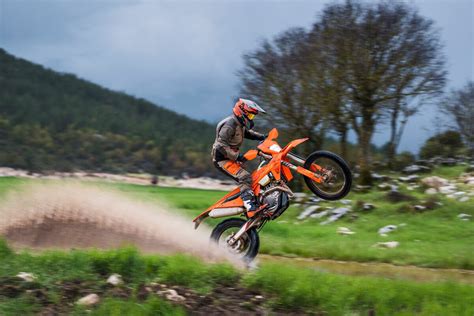 Motorrad Vergleich KTM 500 EXC F CHAMPION EDITION 2025 Vs KTM 500 EXC