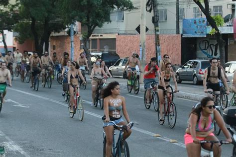 Confira Fotos Da Pedalada Pelada Que Aconteceu Neste S Bado Galeria