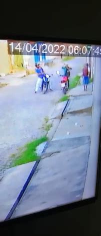 Homem Reage A Assalto E Trava Luta Corporal Assaltantes Veja V Deo