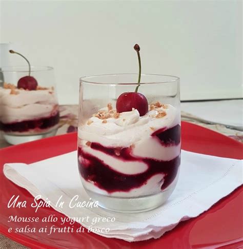 Mousse Allo Yogurt Greco E Salsa Ai Frutti Di Bosco Una Spia In Cucina