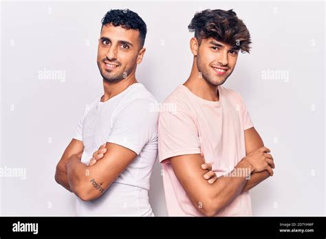 Jeune Gay Couple Portant Des V Tements D Contract S Heureux Visage Souriant Avec Des Bras