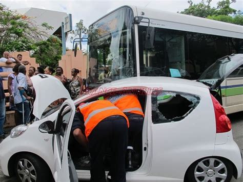 Violente Collision Entre Un Bus Et Une Voiture