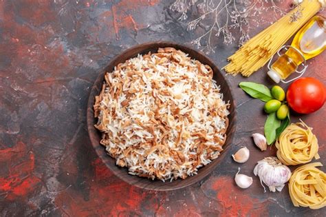 Vista Superior De Arroz Cocido Con Rebanadas De Masa En El Piso Oscuro