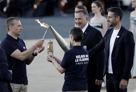 Jo 2024 La Flamme Olympique Officiellement Remise Par La Grèce Aux