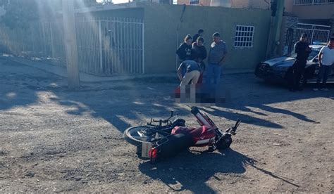 Motociclista termina en hospital al impactarse contra un automóvil