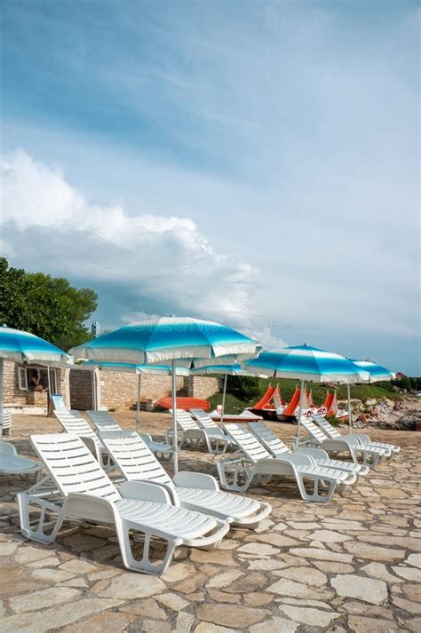 Tumbonas En La Playa De Europa Playas Soleadas De Croacia Imagen De