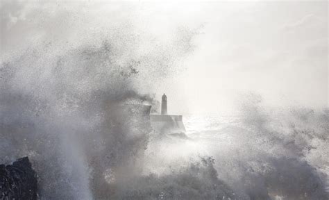 Stunning Storm Waves Photography – Fubiz Media