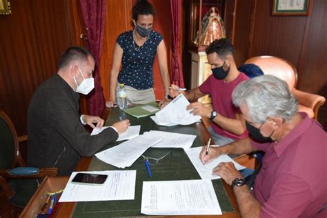 Firma de convenio para la ampliación de la calle Marmolejos