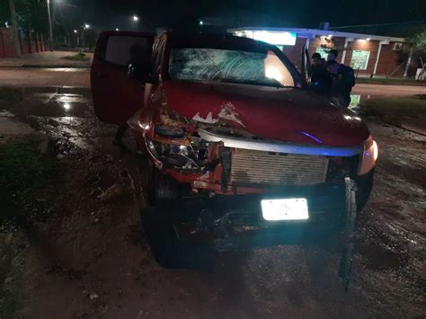 CASTELLI ALCOHOLIZADO CHOCÓ CONTRA DOS AUTOS ESTACIONADOS PORTICO