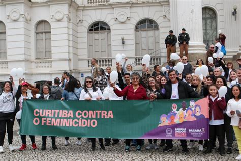 Manifestação Marca Dia De Combate Ao Feminicídio No Centro De Curitiba