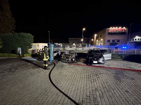 Catanzaro Attentato A Una Concessionaria Tre Auto In Fiamme Danni