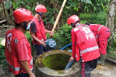 Tim Wash PMI Jember Normalisasi Sumur Warga Terdampak Banjir ANTARA