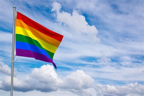 Bandeira do orgulho gay sobre a ilustração 3d do fundo do céu azul Foto Premium