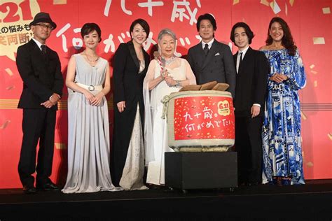 90歳の草笛光子 唐沢寿明に支えられながら白いドレスで登場！主演映画の完成披露舞台あいさつ― スポニチ Sponichi Annex 芸能