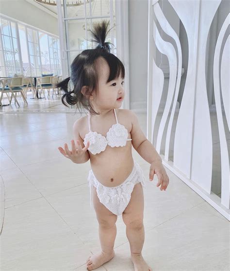Ái nữ nhà Đông Nhi diện bikini nằm thả dáng như nàng tiên cá dân tình xỉu ngang vì biểu