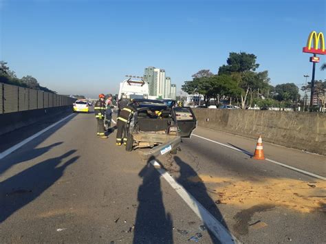 Quatro Ficam Feridos Após Carro Bater Em Mureta E Capotar Na Dutra Em São José Vale Do Paraíba