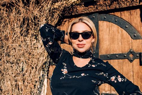 Beautiful Cute Blonde Model In Dress Posing In The City Obraz Stock Obraz Z O Onej Z Liczny