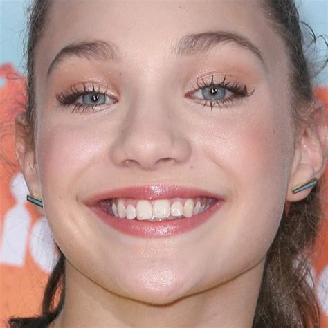 Maddie Ziegler Makeup: Gold Eyeshadow & Clear Lip Gloss | Steal Her Style