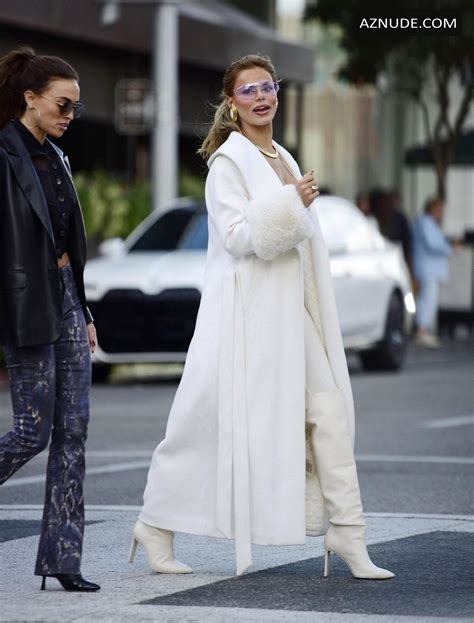 Brooks Nader Sexy Seen With Sarah Jane Flaunts Her Hot Figure On A Holiday Shopping In Beverly