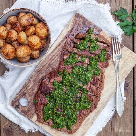 Grillad flankstek med chimichurri och rostad färskpotatis Tasteline