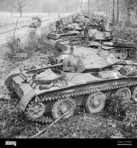 The British Army In The United Kingdom 1939 45 Covenanter Tanks Harboured By The Side Of A Road