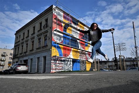 Tarnowskie G Ry Mural Na Cianie Budynku Po Zak Adach Odzie Owych