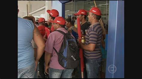 Trabalhadores Do Mst Invadem Ag Ncias Banc Rias Em Cidades Do Interior