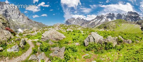 The Hinteres Lauterbrunnen Walley With The Jungfrau Mittaghorn And