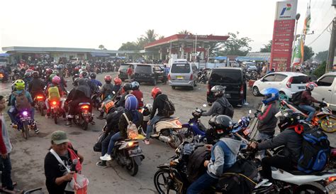 Isi Bbm Antrean Pemudik Motor Mengular Di Indramayu Foto Liputan